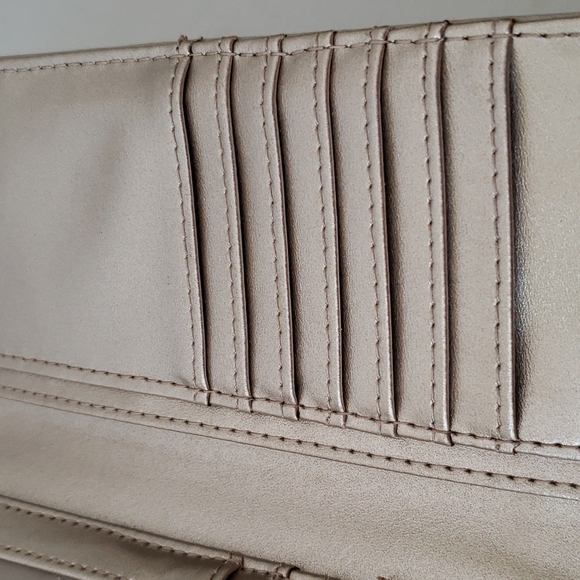 GUESS 1981 WOMEN'S WALLET SNAP AND ZIP CLOSURES GUC - Picture 10 of 14